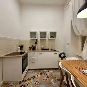 https://cozy-studio-flat-in-the-heart-of-budapest-1077.inbudapesthotels.com